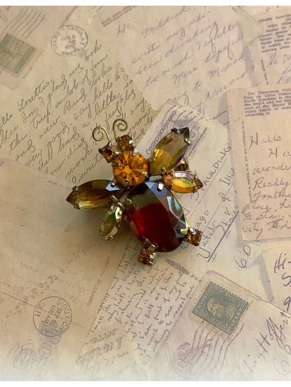 Vintage Sparkling Multi-Colored Gemstone Bee Brooch Pin - Retro Chic Accessory